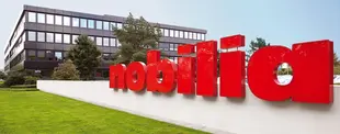 Zu sehen sind das Nobilia Logo und im Hintergrund das Unternehmensgebäude.