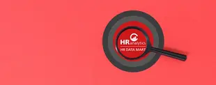 Das Bild zeigt eine Lupe, die das HR analytics HR DATA MART Logo in einem Zielscheiben-Design auf rotem Hintergrund vergrößert.