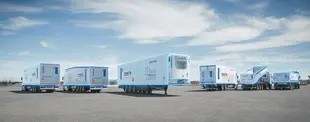 Schmitz Cargobull Produktpalette in Form von verschiedenen Anhängern und Fahrzeugen.