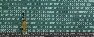 Eine kleine Spielfigur steht vor einer Wand aus Binärcode (0 und 1) und hebt fragend die Hand. Über ihr erscheint ein schwarzes Fragezeichen.