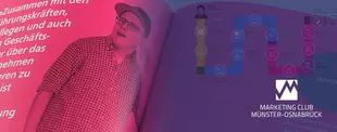 Marketing-Club Münster-Osnabrück: Bild eines Magazins mit farbiger Grafik und Text, überlagert von einem Foto eines Mannes mit Brille und Kappe im pinken Licht.