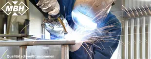 Das Bild zeigt das MBH Logo, den Slogan Qualität schweißt zusammen sowie einen Schweißer bei der Arbeit.