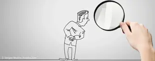 Eine Hand hält eine Lupe über eine gezeichnete Figur, die neugierig nach vorne blickt, symbolisch für Analyse, Prüfung oder Detailgenauigkeit