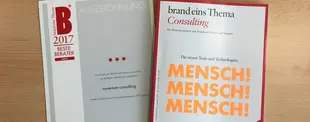Zwei Ausgaben des Magazins brand eins Thema über Consulting. Eine enthält die Auszeichnung „Beste Berater 2017“ für noventum consulting.