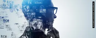 Ein nachdenklicher Mann mit Brille, überlagert von digitalen Daten, Weltkarten und Diagrammen