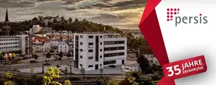 Das Bild zeigt ein modernes Bürogebäude mit „Persis“-Logo vor einer Stadtlandschaft bei Sonnenuntergang. Rechts eine rote Grafik mit „35 Jahre Erfahrung
