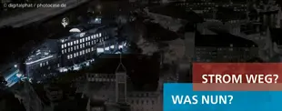 Ein nächtliches Stadtbild mit teilweise beleuchteten Gebäuden, begleitet von der Frage „STROM WEG? WAS NUN?“ in roten und blauen Textfeldern.