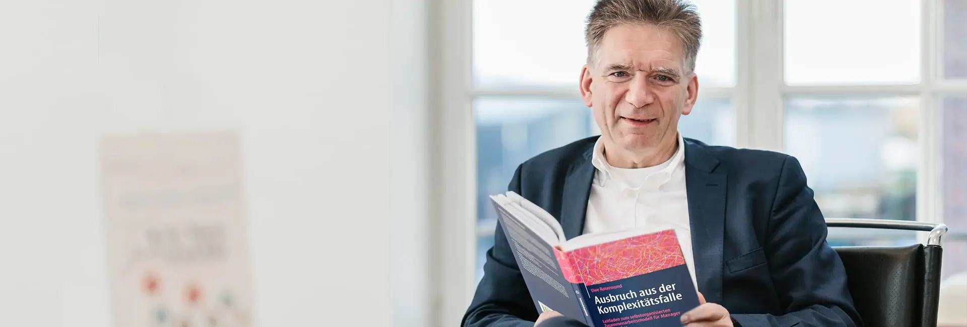Foto von Uwe Rotermund mit seinem Buch "Ausbruch aus der Kompelxitätsfalle".