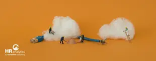 Miniaturarbeiter reparieren eine Verbindung zwischen zwei Wattewolken mit Netzwerkkabeln. Das HR Analytics-Logo von noventum consulting ist unten links sichtbar.