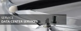 Ein Nahaufnahmebild einer Trommel mit einem Drumstick, überlagert mit dem Text „SERVICE DATA CENTER SERVICES“, symbolisiert Präzision und Rhythmus in IT-Dienstleistungen.