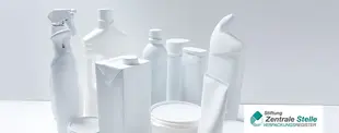 Verschiedene weiße Verpackungen aus Kunststoff und Karton stehen vor hellem Hintergrund. Unten rechts ist das Logo der Stiftung Zentrale Stelle Verpackungsregister.