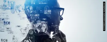 Ein nachdenklicher Mann mit Brille, überlagert von digitalen Daten, Weltkarten und Diagrammen