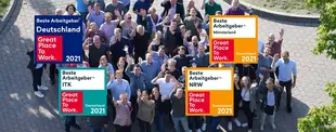 Eine große, fröhliche Gruppe von Mitarbeitenden winkt in die Kamera. Vier „Great Place to Work 2021“-Auszeichnungen für Deutschland, NRW, Münsterland und ITK sind eingeblendet