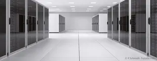 Ein modernes, hell beleuchtetes Rechenzentrum mit symmetrisch angeordneten Serverracks, die hinter verglasten Türen geschützt sind. Symbolisiert IT-Infrastruktur und Datensicherheit.