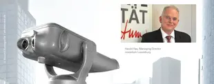 ChatGPT:  Das Bild zeigt ein Fernglas mit Stadtblick und ein Portrait von Harald Hau, Managing Director von noventum Luxemburg, als Symbol für Perspektiven und Weitblick.