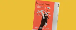 Das Bild zeigt ein Magazin mit dem Titel brand eins /thema mit dem Slogan „Wir bauen um.“ auf gelbem Hintergrund. Das Cover zeigt eine Hand mit stilisierten Blumen und Werkzeug.