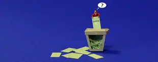 Eine Miniaturfigur hält einen Zettel mit der Aufschrift „DATEN“ über einen Papierkorb, aus dem geschredderte Zettel ragen. Eine Denkblase mit „?“ schwebt über ihr.