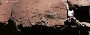 ChatGPT:  Das Bild zeigt eine Person beim Klettern an einer Felswand mit Kletterausrüstung. Es symbolisiert Herausforderung, Ausdauer und Zielstrebigkeit.