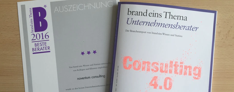 Zwei Ausgaben des Magazins brand eins Thema über Unternehmensberatung. Eine enthält die Auszeichnung „Beste Berater 2016“ für noventum consulting.
