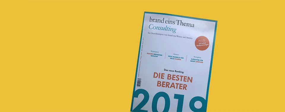 Das Magazin „brand eins Thema Consulting“ mit dem Titel „Die besten Berater 2019“ vor gelbem Hintergrund, schräg fotografiert.