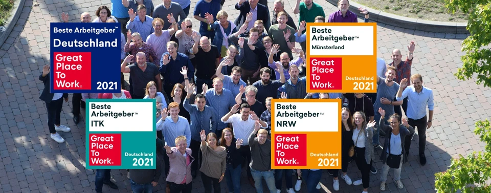 Eine große, fröhliche Gruppe von Mitarbeitenden winkt in die Kamera. Vier „Great Place to Work 2021“-Auszeichnungen für Deutschland, NRW, Münsterland und ITK sind eingeblendet