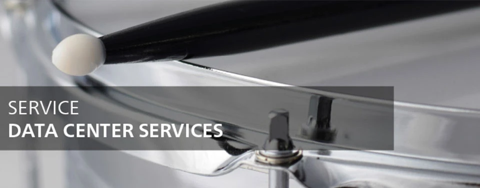 Ein Nahaufnahmebild einer Trommel mit einem Drumstick, überlagert mit dem Text „SERVICE DATA CENTER SERVICES“, symbolisiert Präzision und Rhythmus in IT-Dienstleistungen.