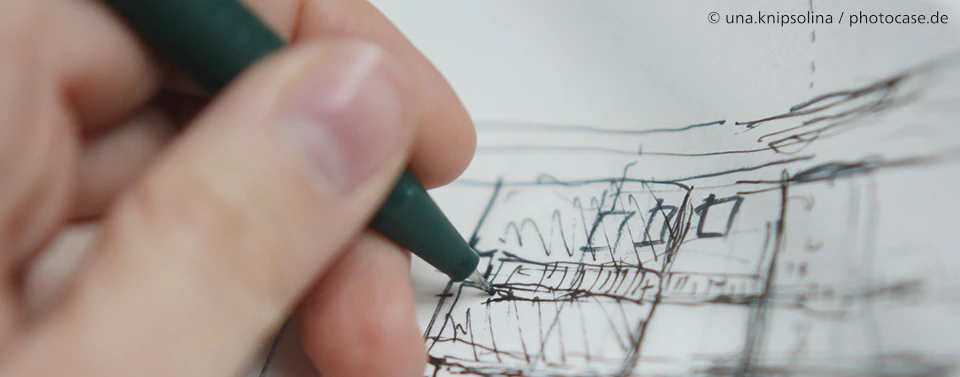 Das Bild zeigt eine Nahaufnahme einer Hand, die mit einem Stift eine architektonische Skizze auf Papier zeichnet.