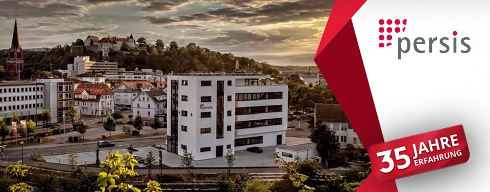 Das Bild zeigt ein modernes Bürogebäude mit „Persis“-Logo vor einer Stadtlandschaft bei Sonnenuntergang. Rechts eine rote Grafik mit „35 Jahre Erfahrung